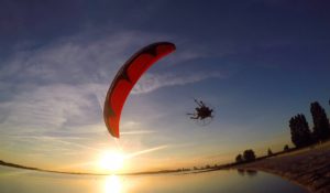 Entrainement de Régis au paramoteur au dessus de l'eau sous une Flying Planet Magnetic 20m2