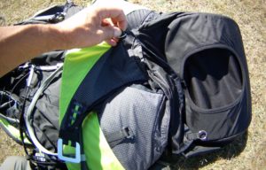 Fixation de l'airbag sous les cuissardes