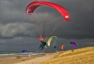Voler dans le vent fort à Wijk Aan Zee Festival Little Cloud