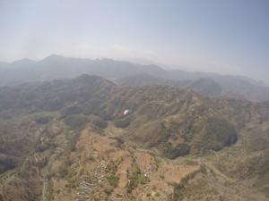 Vol dans la vallée de Sirkot