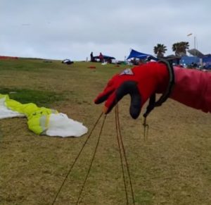 gonflage parapente avec oreilles suspentes faciles à libérer