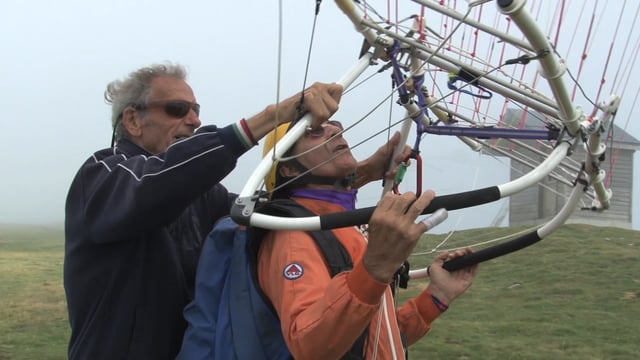 Session gonflage parapente avec une cage de pilotage