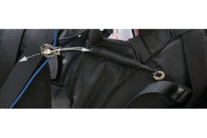 Exclusivité APCO : la poulie haute s'ajuste en fonction de l'inclinaison du pilote. Elimine les changements d’angle de tangage qui se produisent généralement avec l’utilisation du système de vitesse