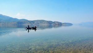 pêcheurs barques lac Prespa Albanie