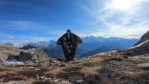 Ambroise serrano wingsuit avant le saut