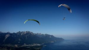 la traversée du lac Léman par 4 parapentistes
