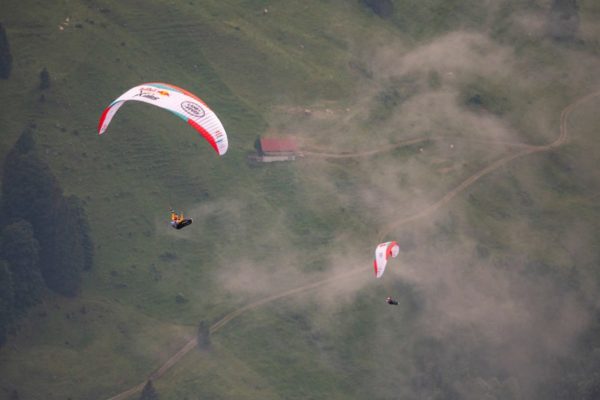 Les athlètes ont saisi des fenêtres entre les intempéries pour voler © zoom / Sebastian Marko