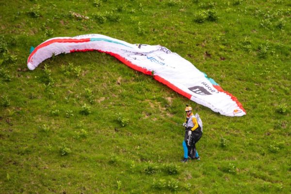 Chrigel Maurer était le premier dans les airs mais a dû faire face à des conditions difficiles © zoom / Sebastian Marko