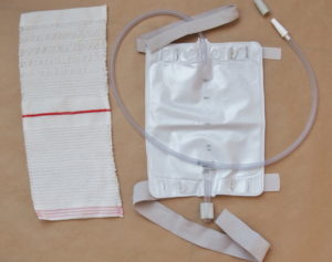 Le kit "Pochenl'air", poche urinaire connectée à un étui pénien