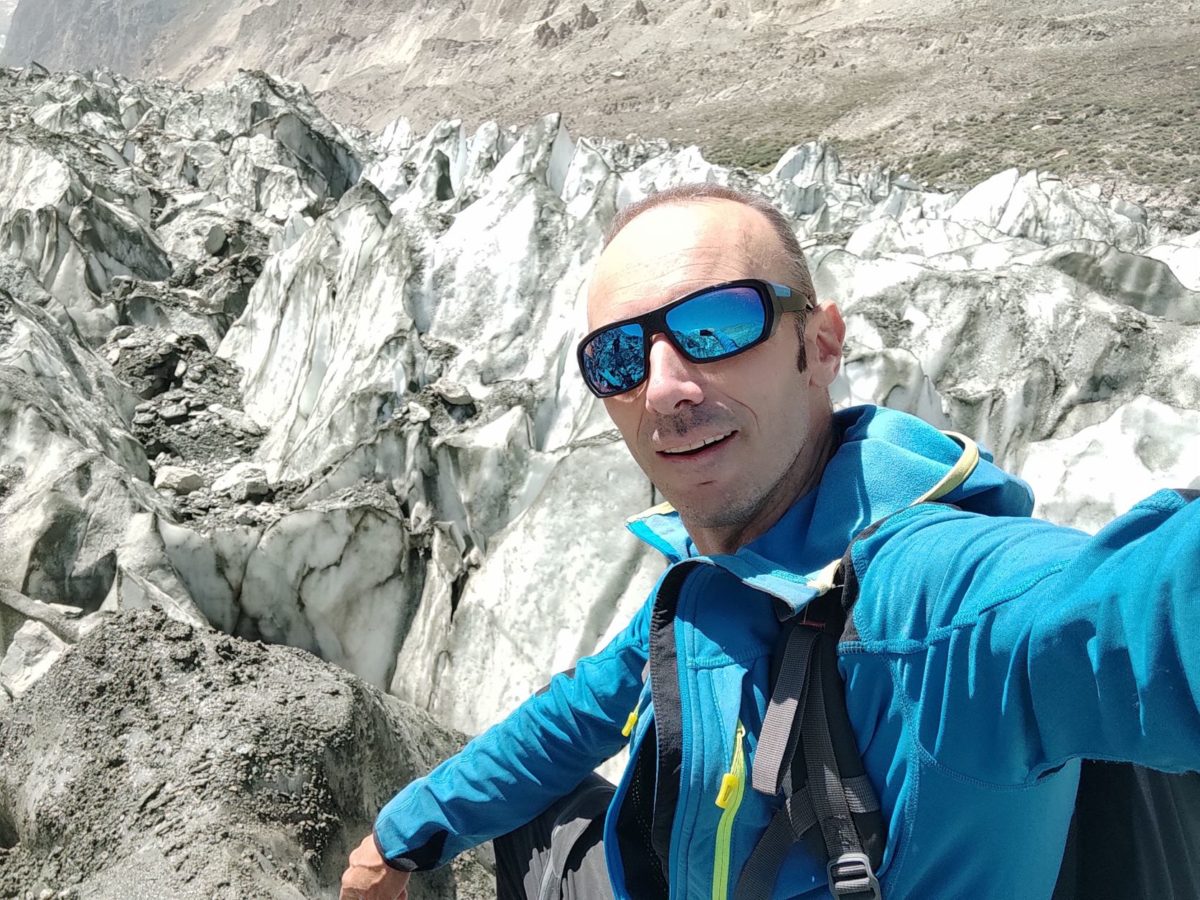 Au milieu du glacier de Hopar