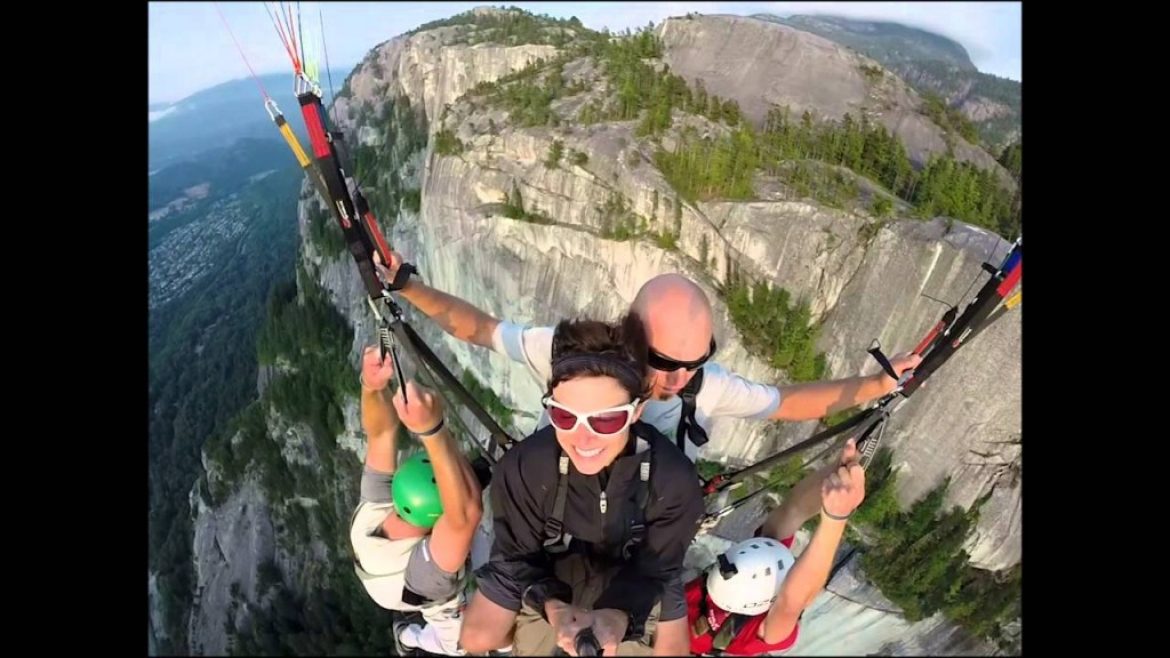 2 base jumpers sautent d&rsquo;un parapente biplace