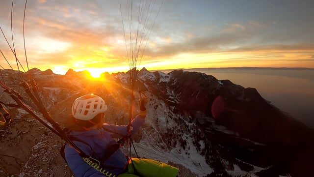 4 parapentistes traversent le lac Léman en parapente