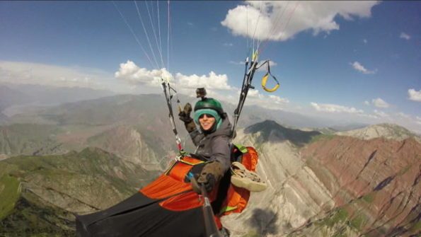 Christina Kolb au-dessus de la ville de Tavildara dans le Pamir