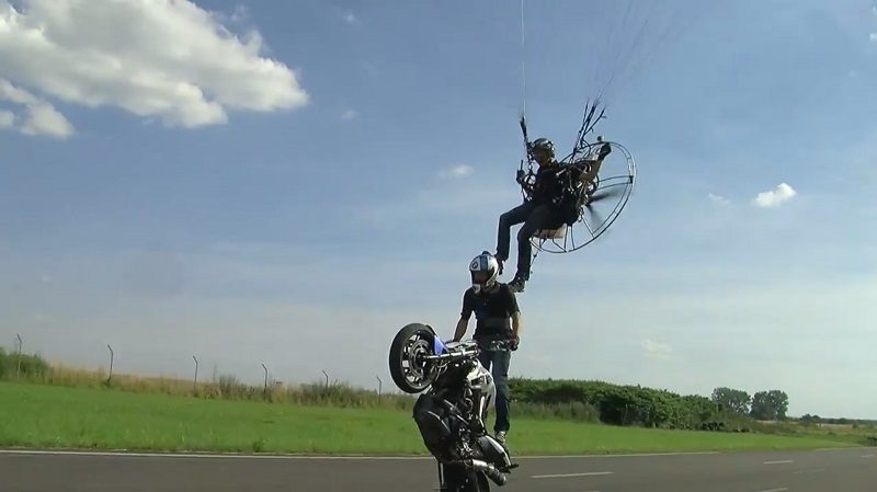 Acrobaties « para-moto-ristes » sur circuit avec Alex Matéos et Big Jim