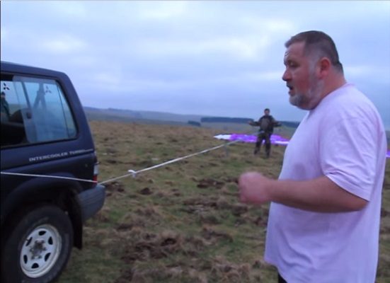 L&rsquo;initiation parapente entre copains avec une cordelette et un 4×4