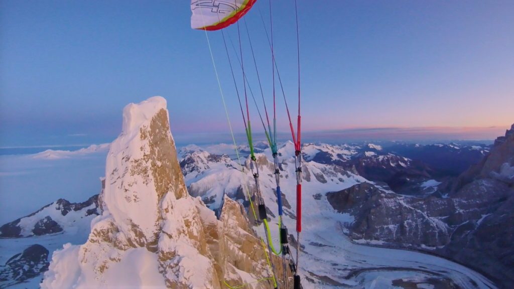 Premier vol en parapente depuis le sommet Cerro Torre (Patagonie)