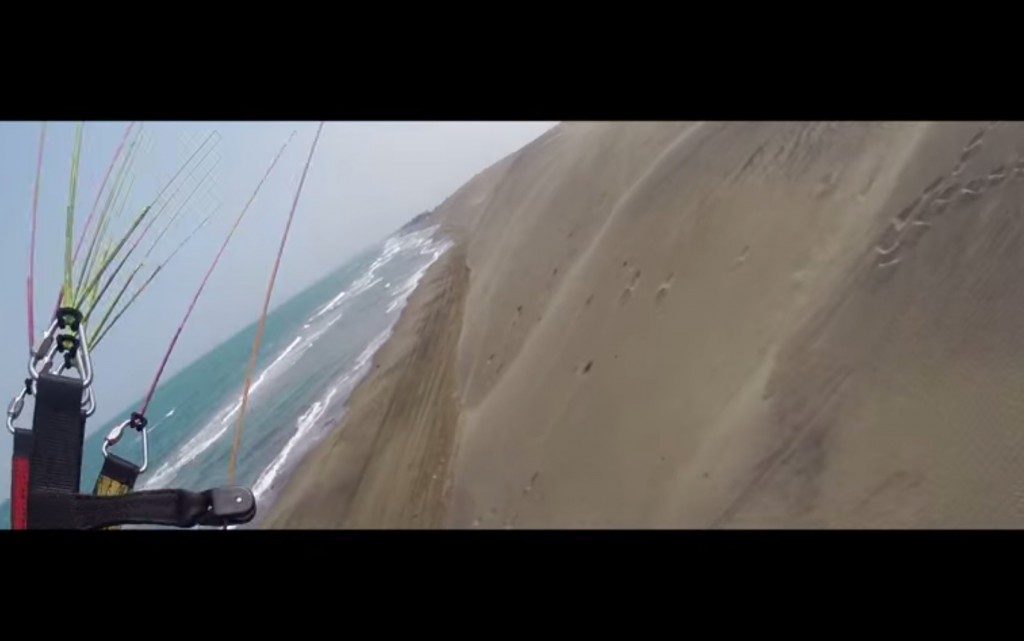 Soaring sur les dunes de la plage de Chachalacas au Mexique