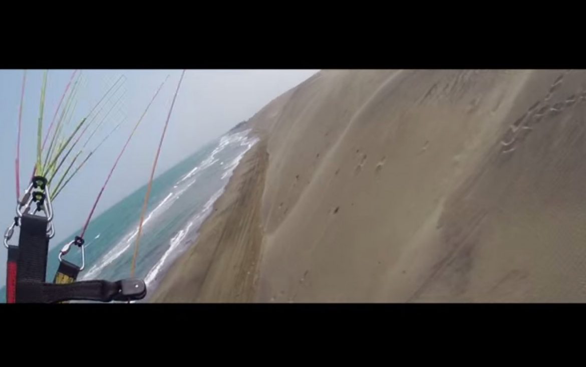 Soaring sur les dunes de la plage de Chachalacas au Mexique