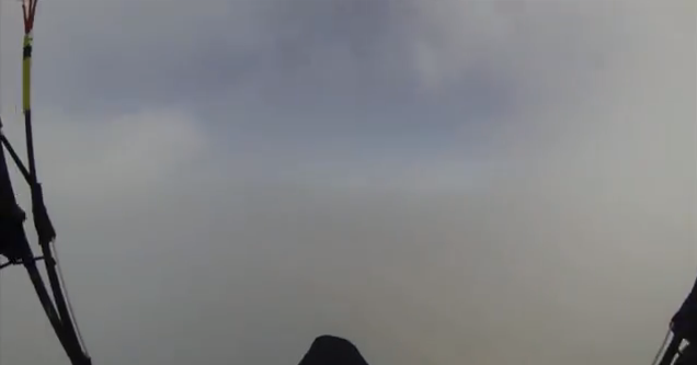 Roger se prend un dust devil en vol qui l&rsquo;amène jusqu&rsquo;aux nuages