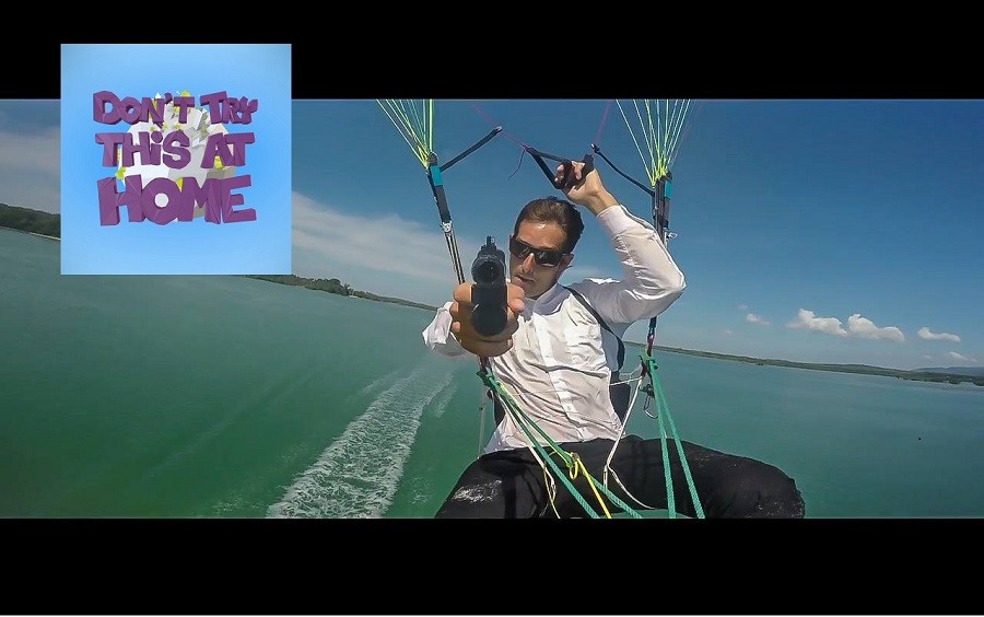 Don&rsquo;t try this at home : James Bond is a paraglider pilot