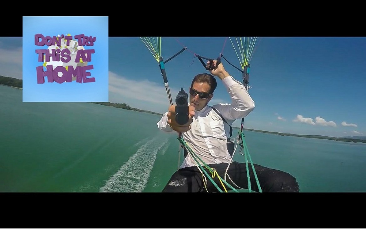 Don&rsquo;t try this at home : James Bond is a paraglider pilot