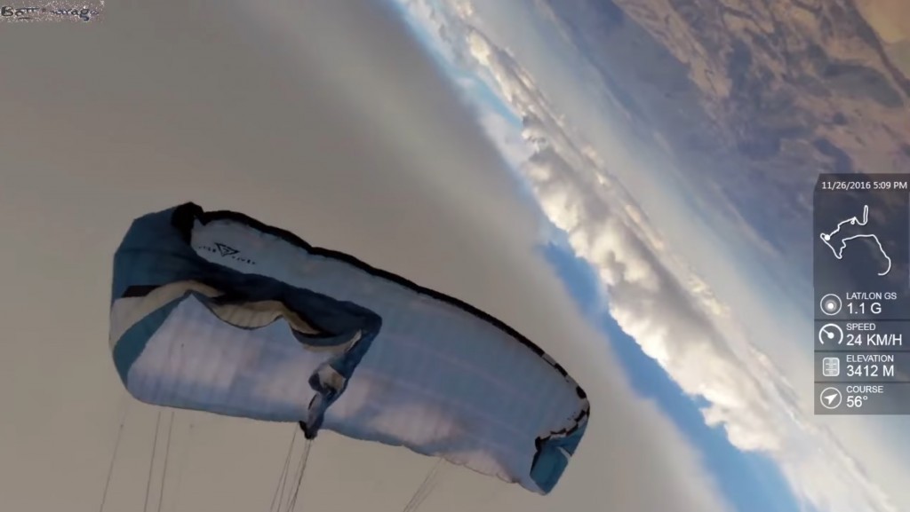 Il s&rsquo;acharne à défaire une cravate en restant en autorotation