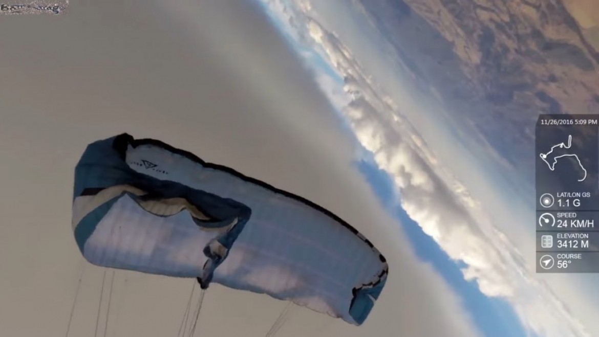 Il s&rsquo;acharne à défaire une cravate en restant en autorotation