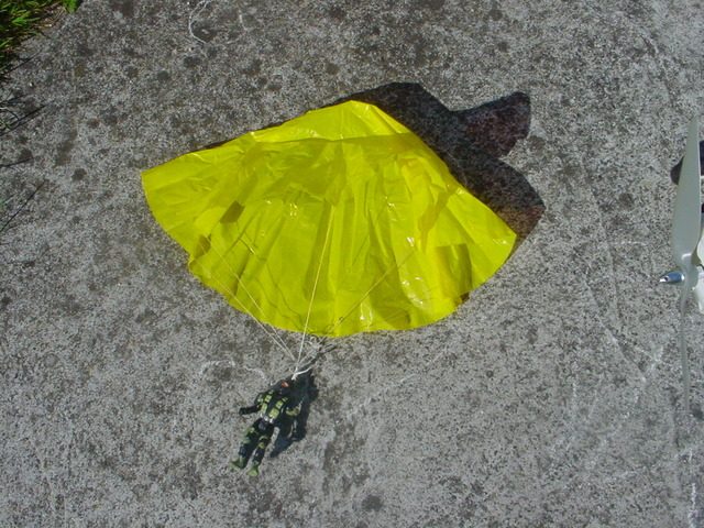 Faire croire qu&rsquo;il est possible de voler sous un petit tissu