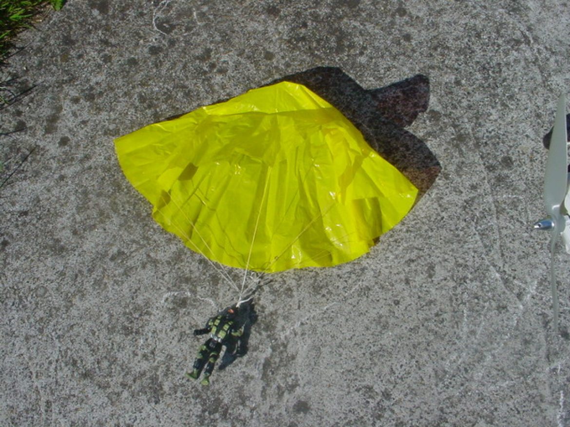 Faire croire qu&rsquo;il est possible de voler sous un petit tissu