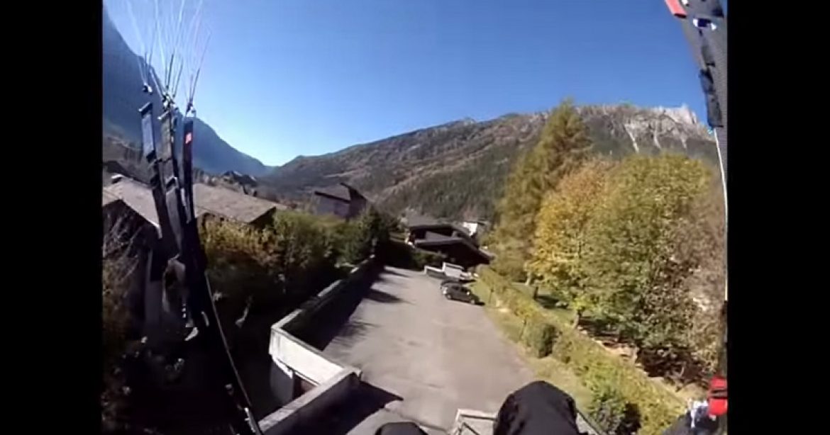 Rejoindre en parapente sa voiture garée sur un parking étroit