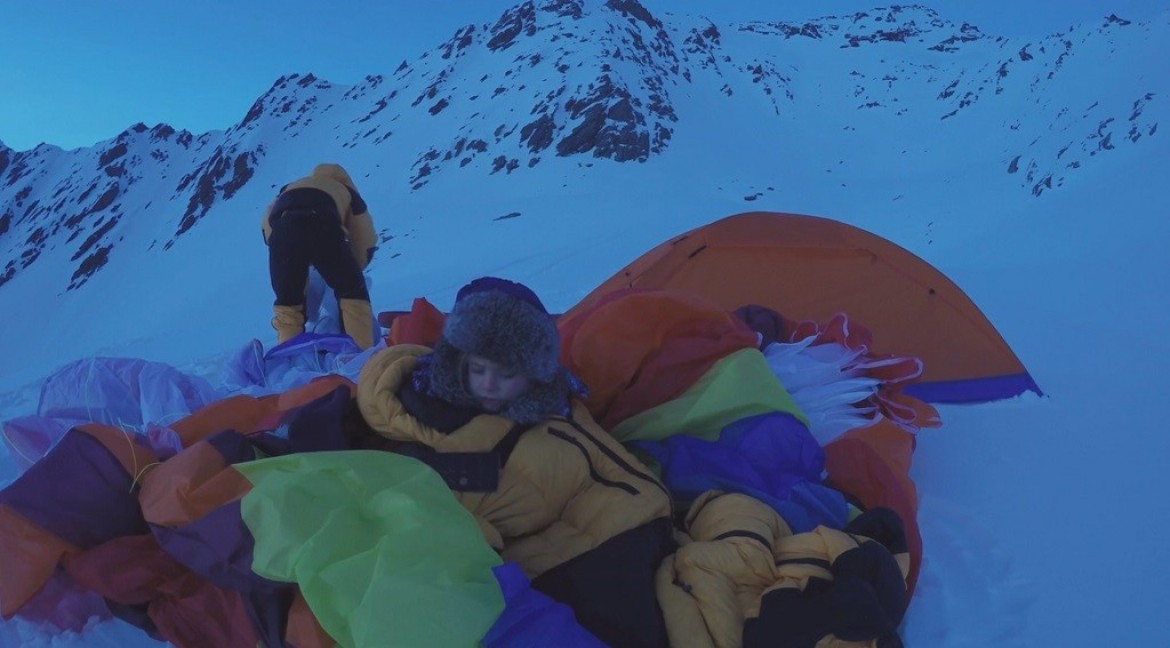 Isabelle, 4 ans, en aventure bivouac avec son papa Tim