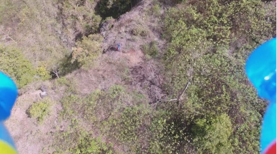 Un drone livre 2 bouteilles d&rsquo;eau à un parapentiste bloqué