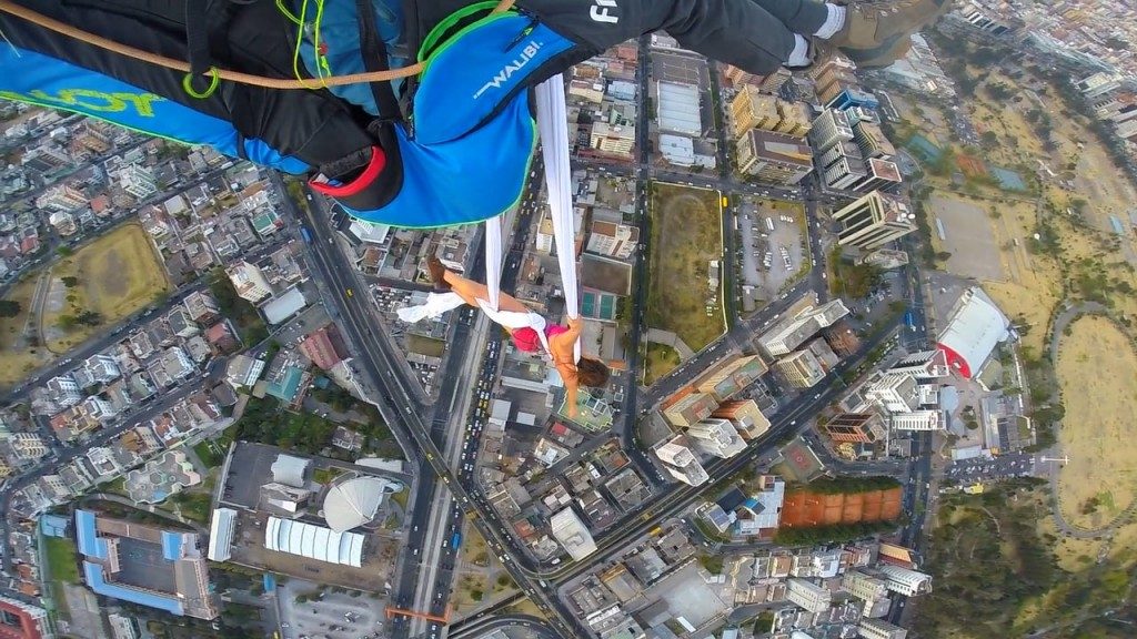 Acrobatie aérienne en tissu depuis un parapente à 3900 m