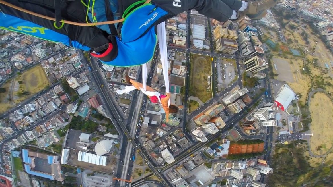 Acrobatie aérienne en tissu depuis un parapente à 3900 m