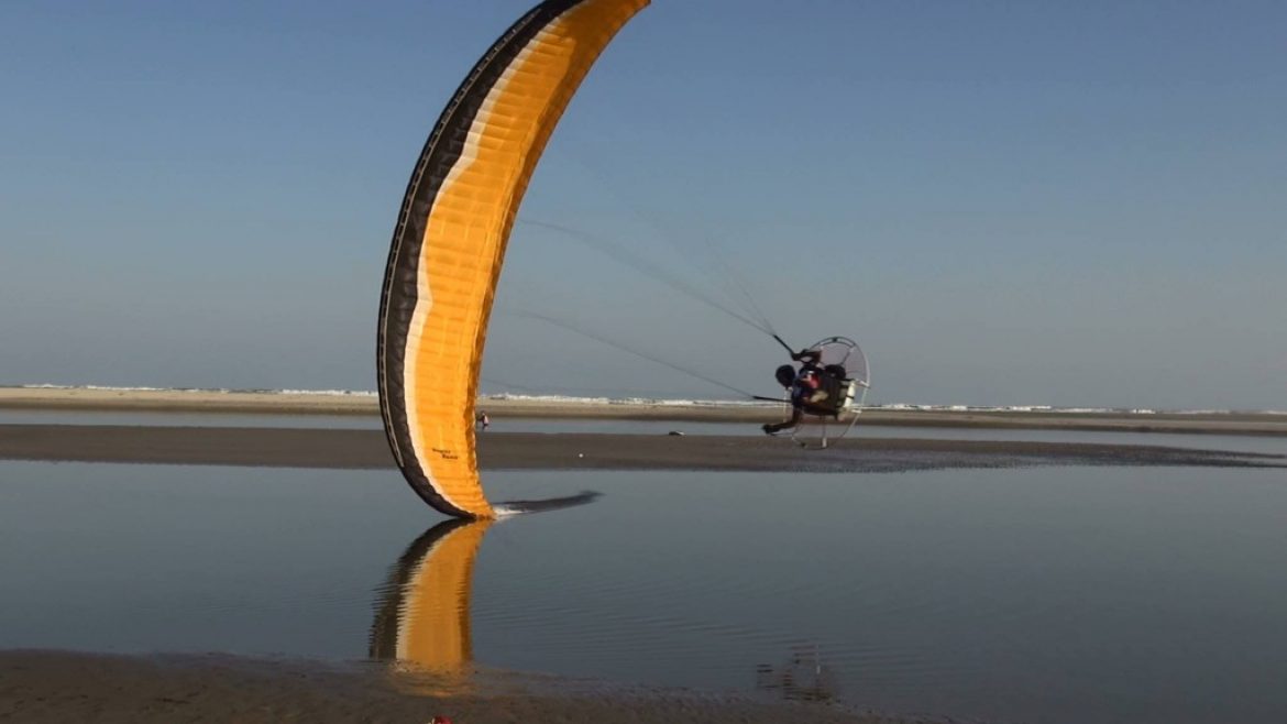 Acrobaties en paramoteur avec le team Aita (Brésil)