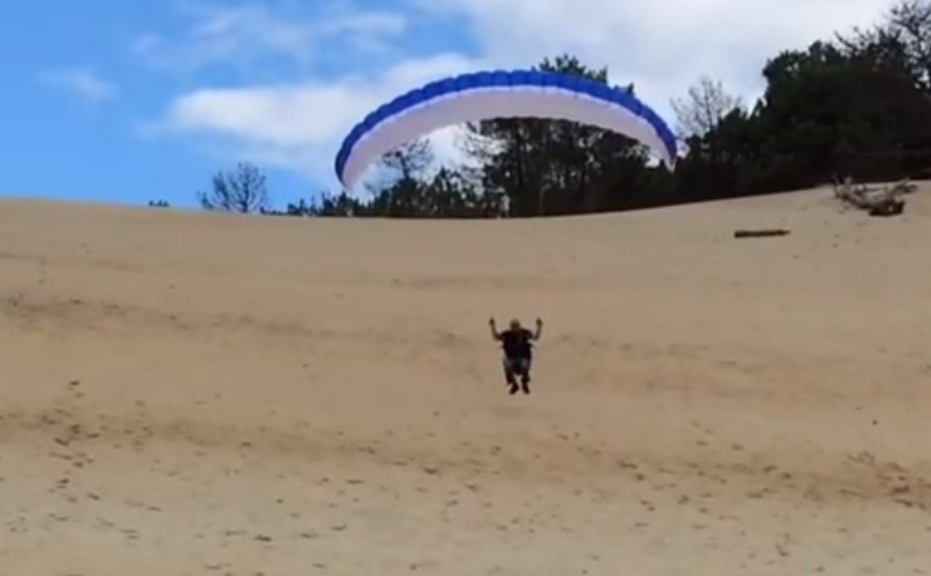 Eric vole avec l&rsquo;aile de sa fabrication à la Dune du Pyla