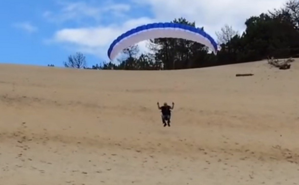 Eric vole avec l&rsquo;aile de sa fabrication à la Dune du Pyla