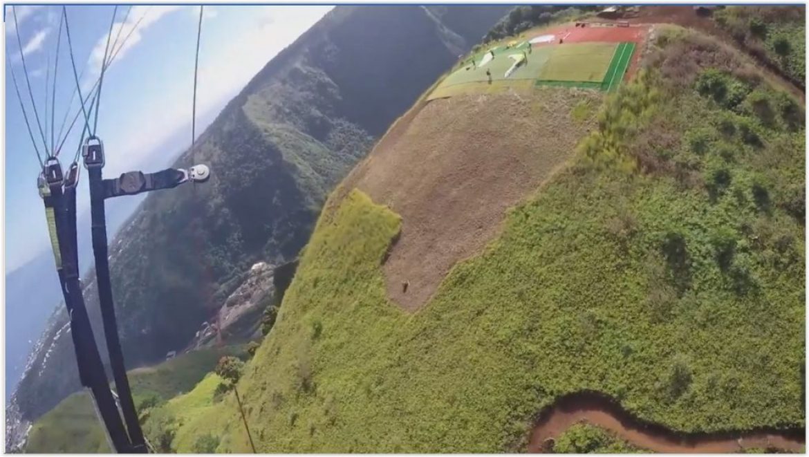 Delphine s&rsquo;initie au parapente avec Air Evasion Tahiti