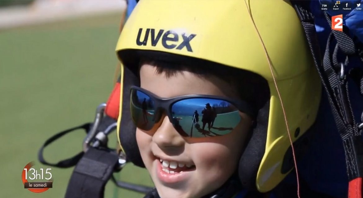 Appolo, 8 ans, souffrant de myopathie, fait son baptême parapente