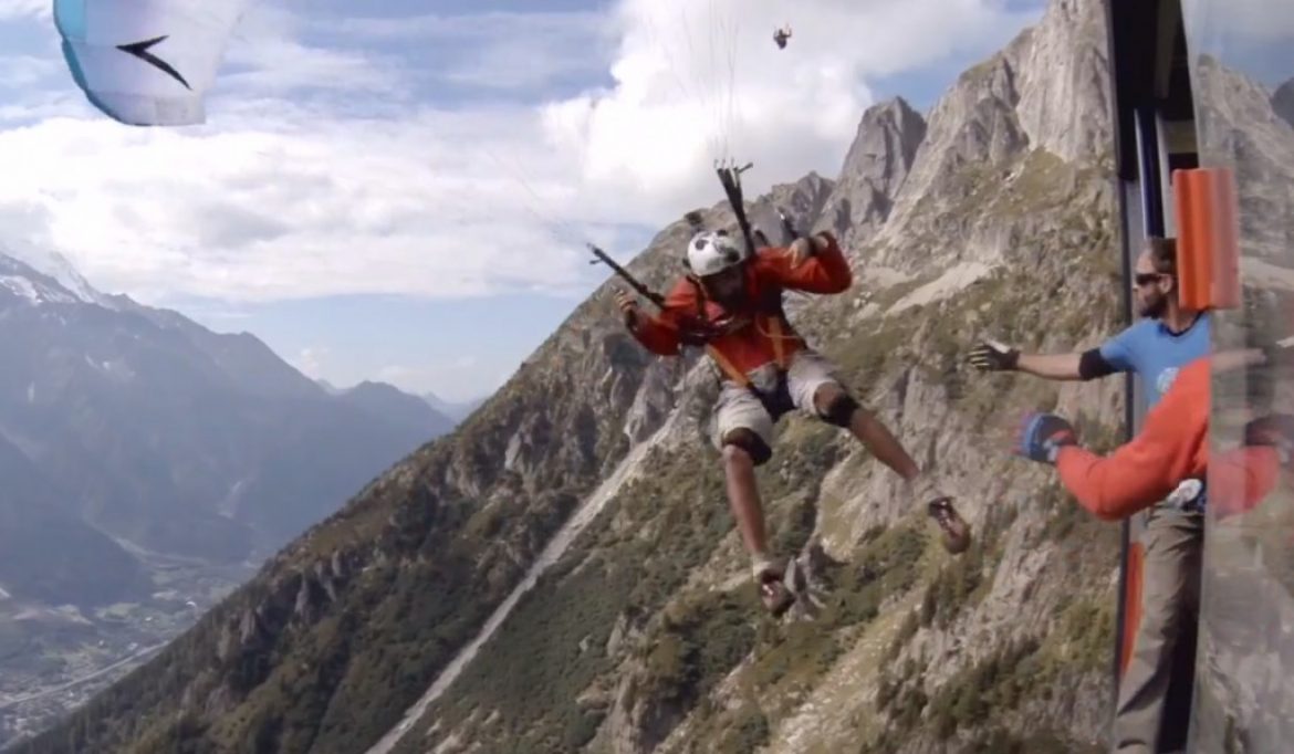 Arnaud Longobardi, en speedflying, atterrit dans une télécabine