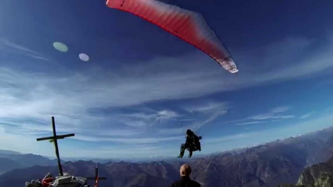 Atterrissage parapente au bout d&rsquo;un pic rocheux, très osé !