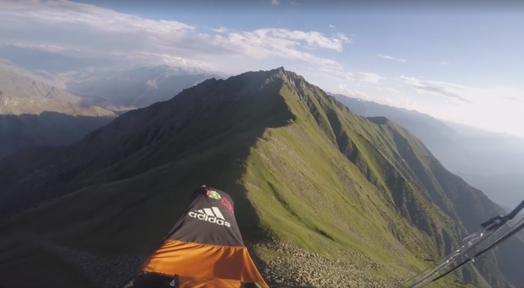 Antoine Girard atterrit sur une crête saillante pour son bivouac