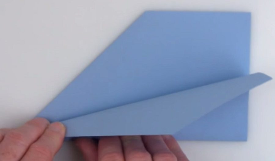 Un avion en papier : comment réussir à le faire voler sur 70 m ?