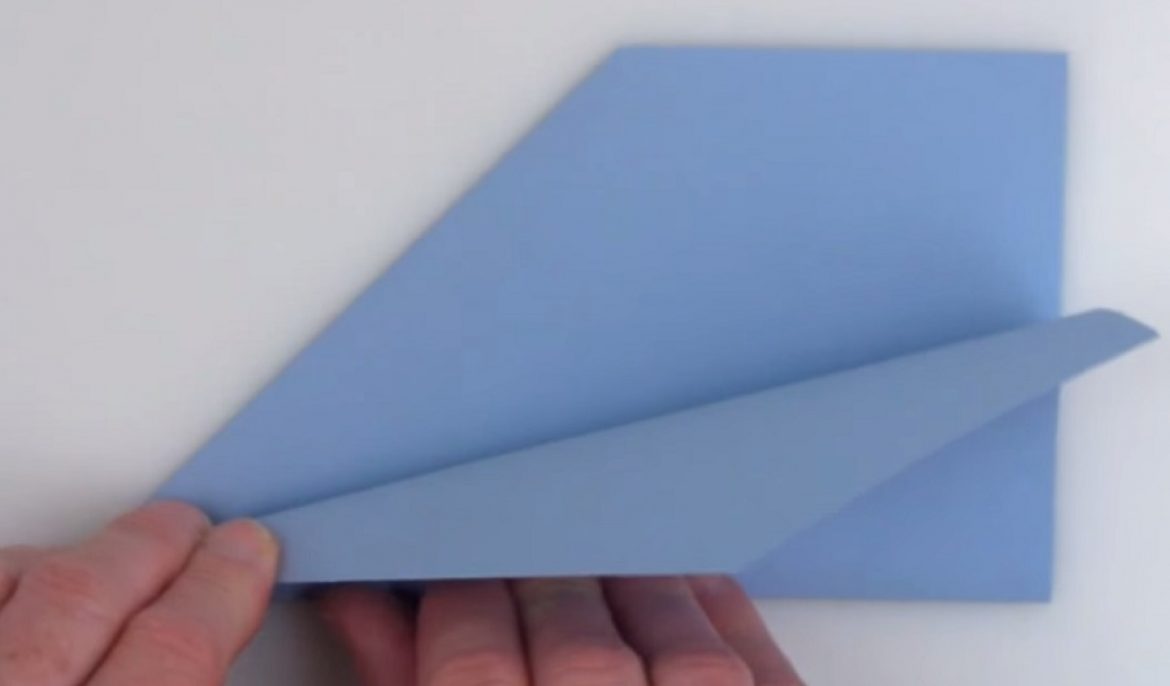 Un avion en papier : comment réussir à le faire voler sur 70 m ?