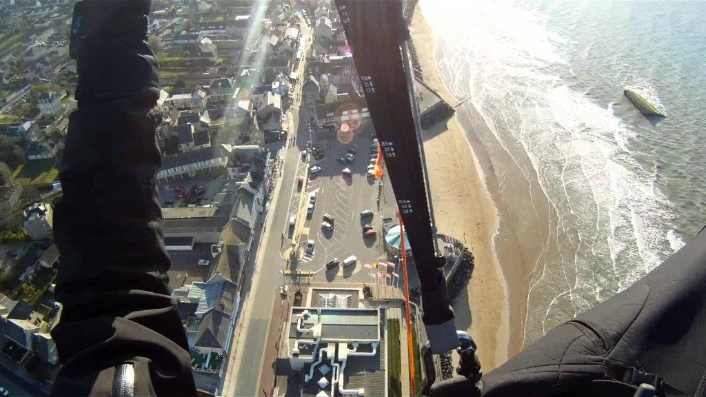 Ballade en soaring parapente le long des maisons d&rsquo;Arromanches (14)