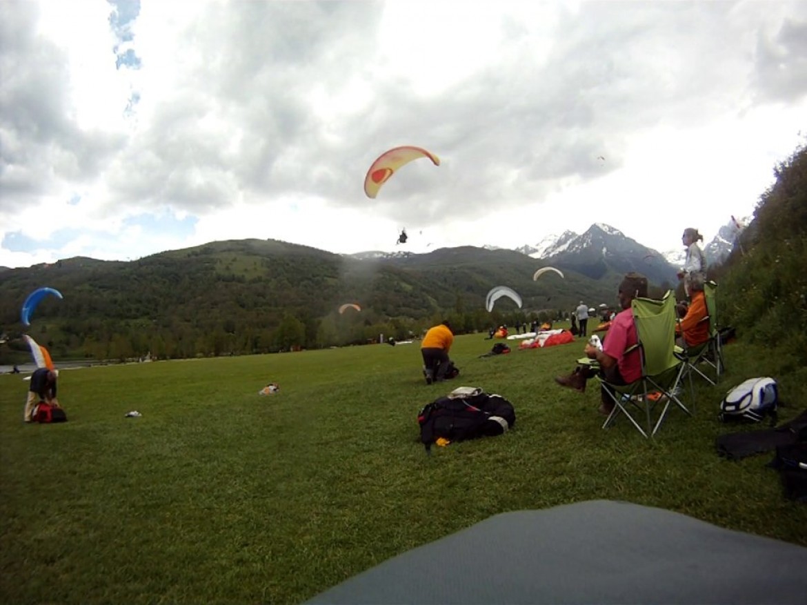Ballet parapente aérien à l&rsquo;atterro de Val Louron