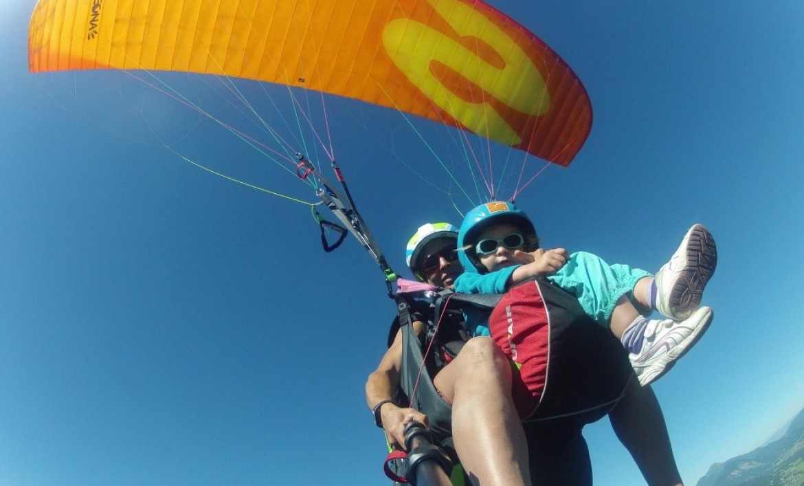 Baptême parapente de Solana, 2 ans, avec sa maman