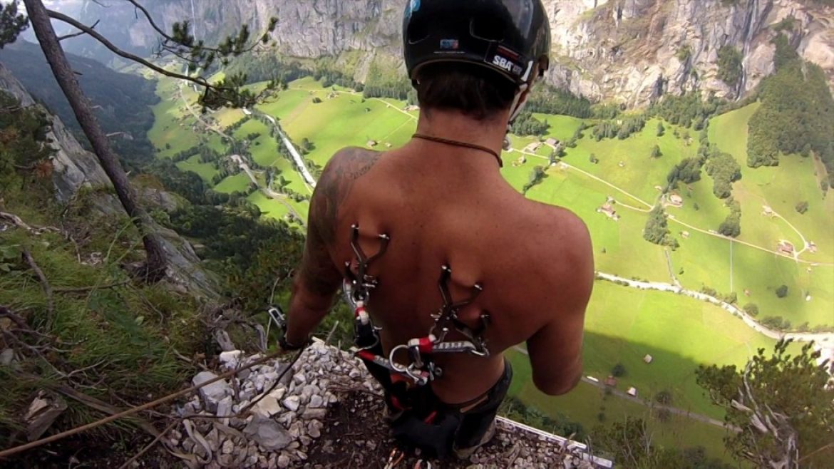 Base jump avec les attaches de l&rsquo;aile en piercing dans la peau du dos