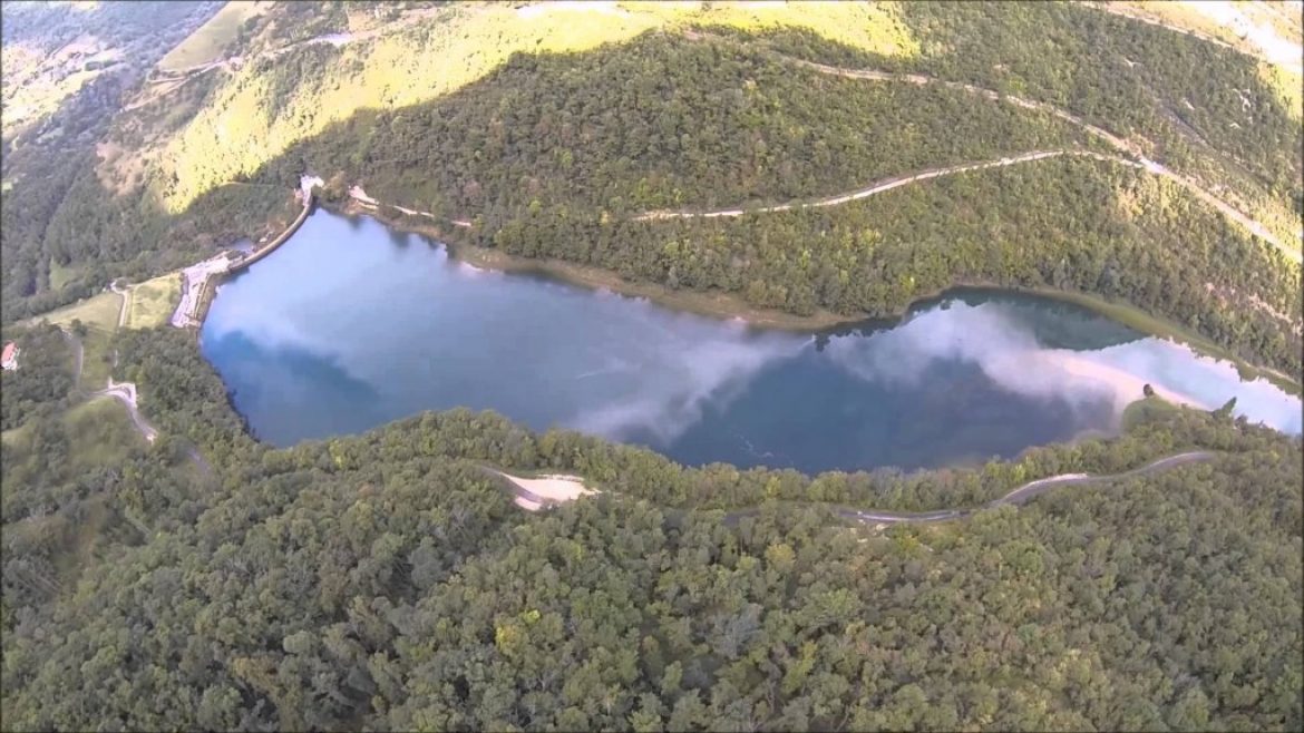 Base jump de Valentin Delluc et Martin Sckicke dans les Gorges de la Bourne (Isère)