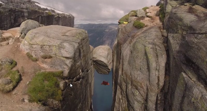 Saut dans un « couloir » et une « fenêtre » en wing suit!